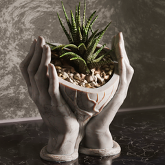 Vaso Coração em Mãos – Amor que Floresce