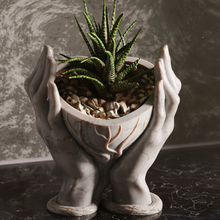 Carregar imagem no visualizador da galeria, Vaso Coração em Mãos – Amor que Floresce
