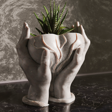 Carregar imagem no visualizador da galeria, Vaso Coração em Mãos – Amor que Floresce
